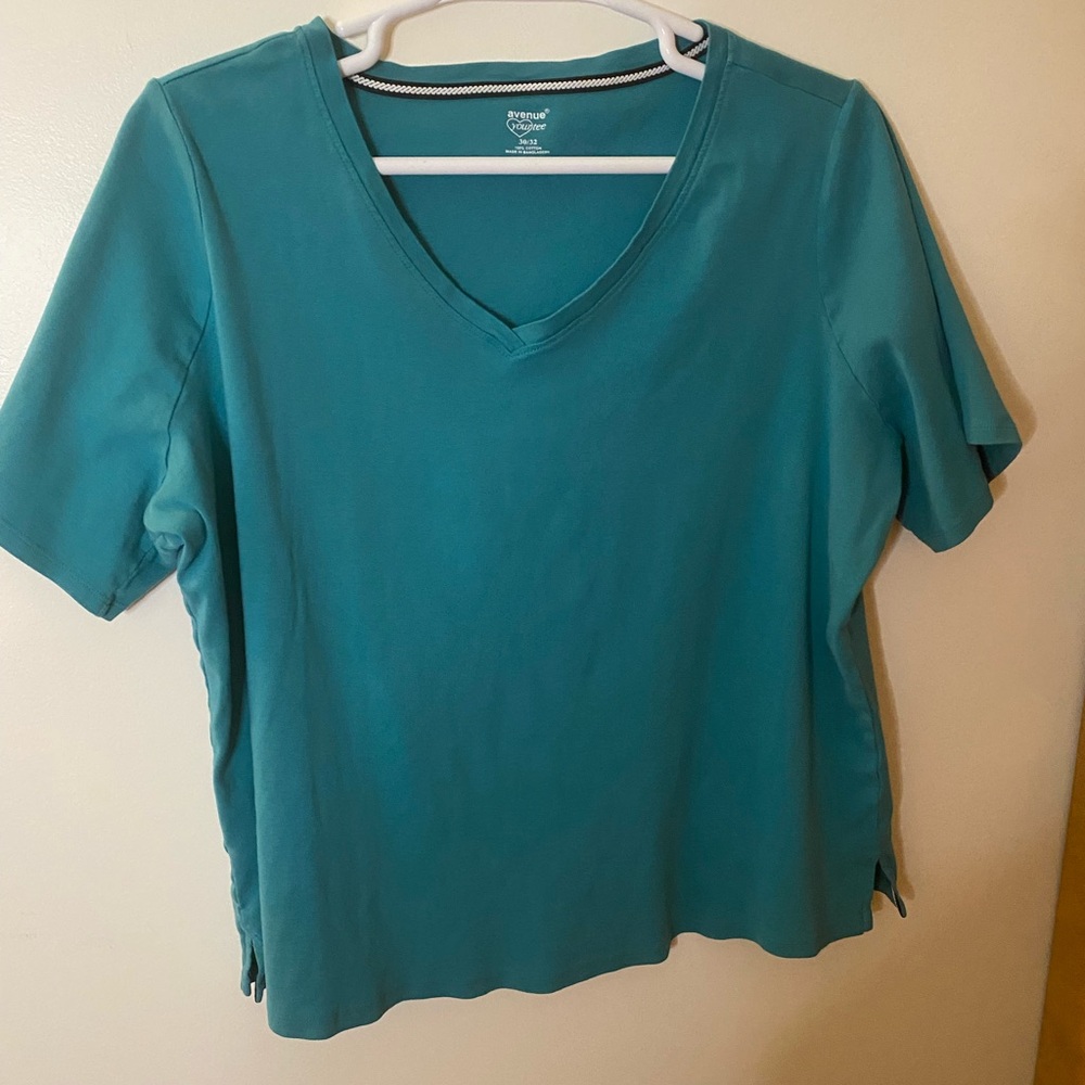 Avenue You Tee Solid  Kelly Green V-neck Short Sleeve Cotton Women's  30/32